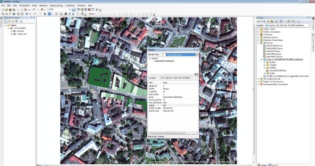 Rys.7. Widok gotowej usługi w aplikacji ArcMap oraz okna „Identify” pokazującego atrybuty jednego z budynków.