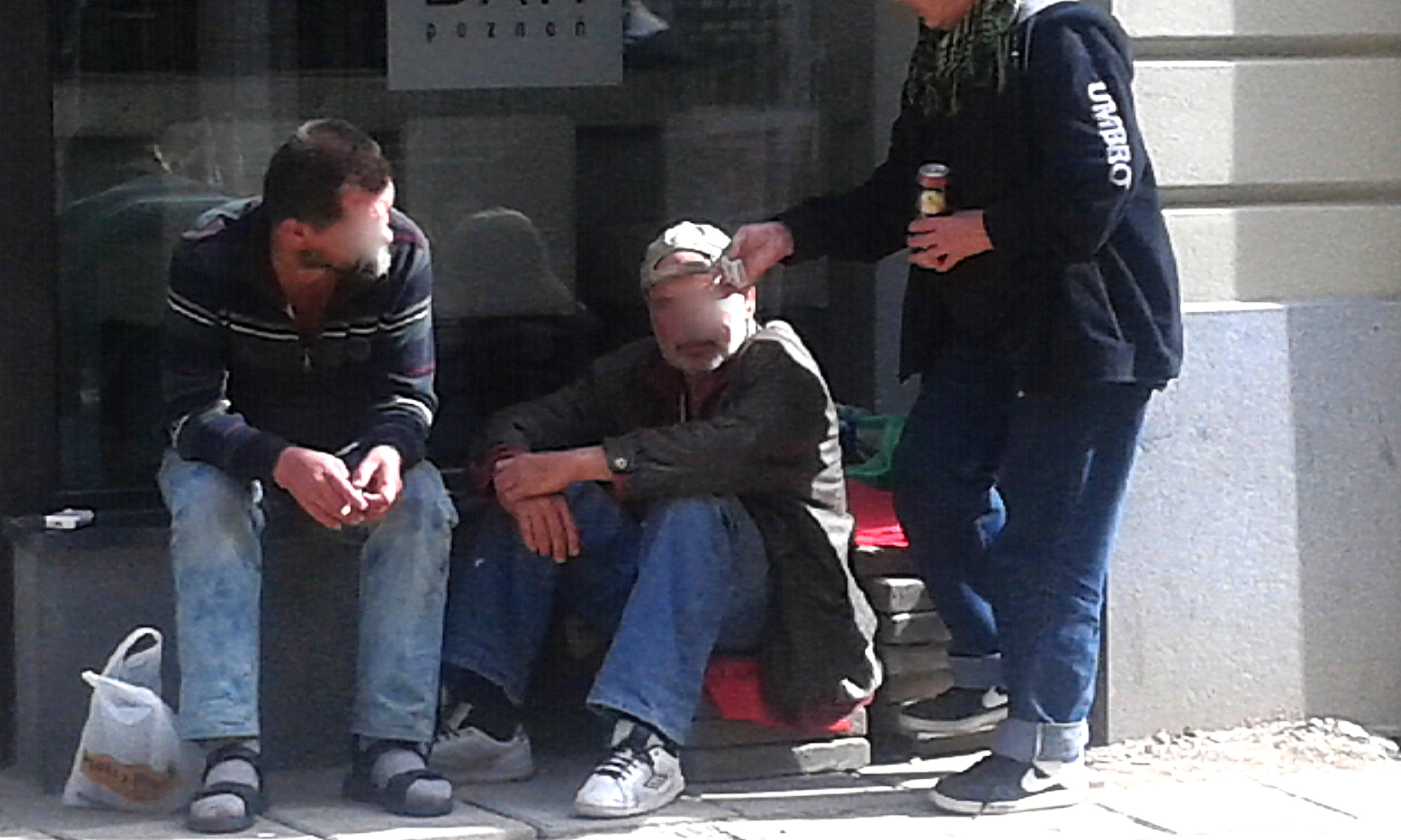 Fot. 2. Osoby prawdopodobnie bezdomne i bezrobotne, spożywający alkohol na ulicy Wrocławskiej, wykonanie własne 15.09.2015
