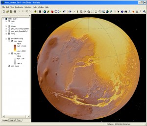 Rys. 2. Rdzawy kolor „Czerwonej Planety” spowodowany jest dużą zawartością tlenków żelaza. Wyraźna dolina w dolnej części mapy to Valles Marineris, której widok przez lata pobudzał wyobraźnie astronomów, jako system kanałów zbudowanych przez istoty inteligentne.