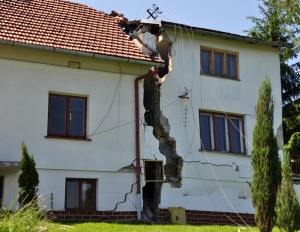 Fot. 1. Uszkodzenie budynku wywołane ruchami ziemi w powiecie strzyżowskim podczas powodzi w maju i czerwcu 2010 roku (zdjęcie dzięki uprzejmości starosty powiatu strzyżowskiego).