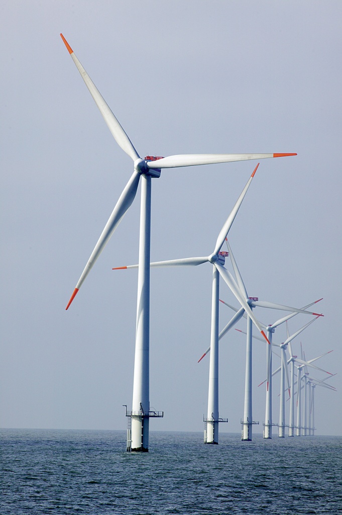 Rys. 1. DONG Energy jest jednym ze światowych liderów w zakresie wykorzystania farm wiatrowych. Firma ma ponad 15 lat doświadczeń w projektowaniu, budowie i eksploatacji farm wiatrowych i uczestniczyła w rozwoju pięciu z 10 największych światowych farm wiatrowych. Do 2020 roku planuje potroić produkcję energii odnawialnej, w czym ważną rolę będzie odgrywać morska energia wiatrowa.