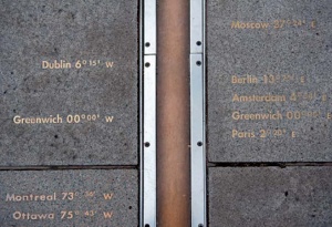 Rys. 1. Fragment linii granicznej między półkulami zachodnią i wschodnią przechodzącej przez oś teleskopu Królewskiego Obserwatorium Astronomicznego w Greenwich.
