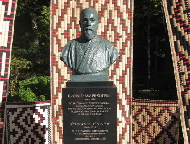 Rys. 4. Odsłonięcie pomnika Bronisława Piłsudskiego w 2013 r. w Muzeum Ajnów na wyspie Hokkaido.