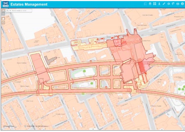 Rys. 1. Stacja Tottenham Court Road  widziana przez zespół zarządzania nieruchomościami. Ilustracja przedstawia informacje o projekcie i nieruchomościach, a także o wykonawcach pracujących na tym obszarze