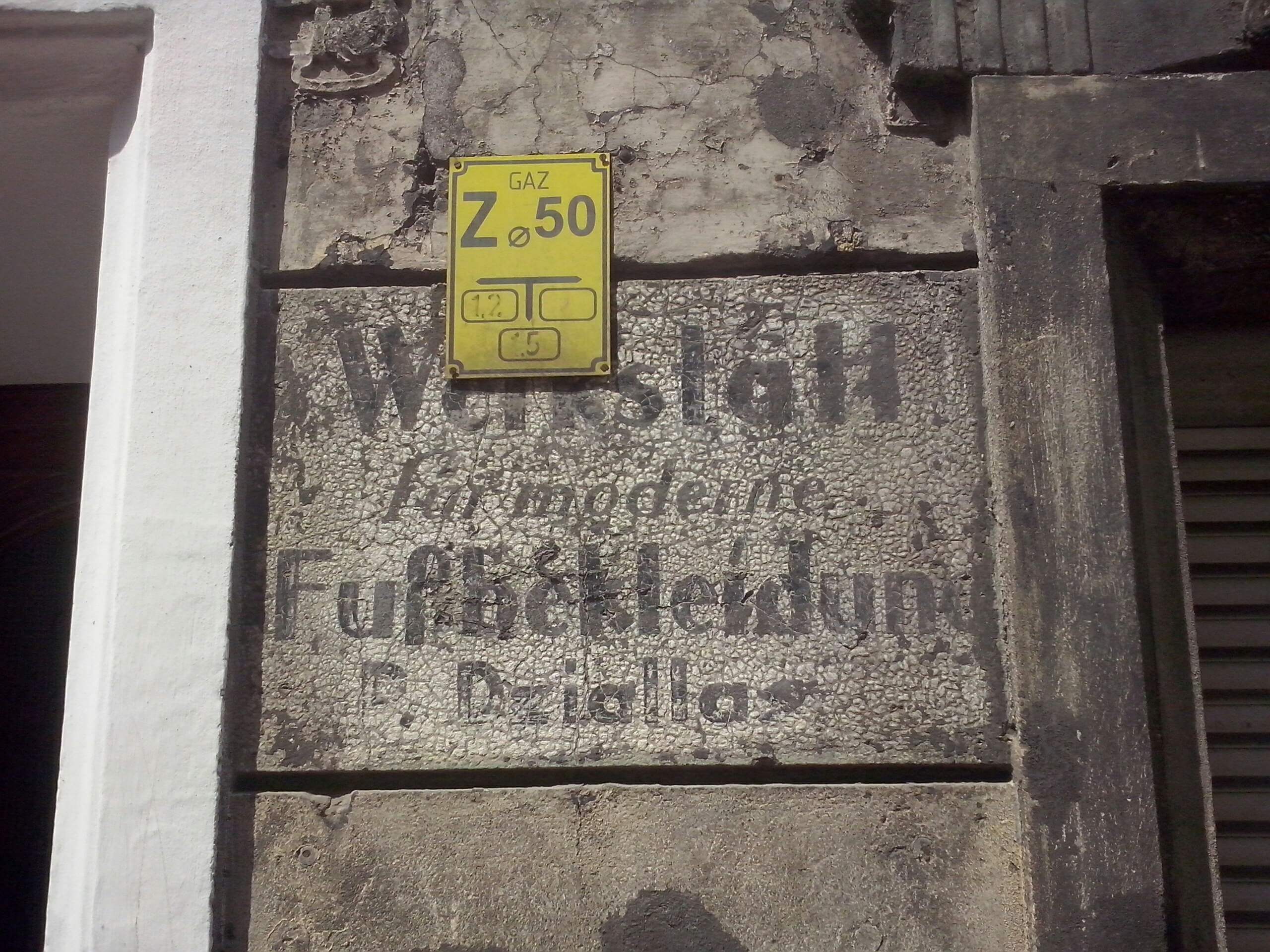 Rys. 2. Napis na ul. Paulińskiej, oznaczający zakład szewski dla modnego obuwia właściciela P. Dzialla, (niem. Werkstatt fur moderne Fussbekleidung, P. Dzialla).