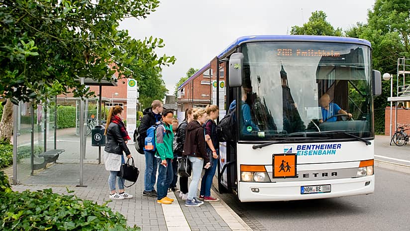 Rys. 1. Uczniowie w drodze do szkoły wsiadają do autobusu w rejonie Bentheim. Mogą teraz ubiegać się o bezpłatne bilety autobusowe online za pomocą Survey123 for ArcGIS. Zdjęcie: Anja Koch, Nordhorn.