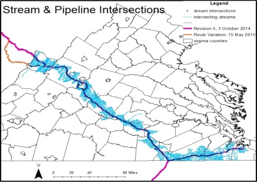 Rys. 3. Claire Mills współpracowała z grupami ekologicznymi, aby odwzorować trasę rurociągu Atlantic Coast Pipeline. Przygotowała prezentację PowerPoint z mapami pokazującymi status ekonomiczny i rasowy skład populacji wzdłuż trasy rurociągu, wysokość i nachylenie trasy oraz miejsca, w których rurociąg będzie przecinał rzeki (jak pokazano to na powyższej mapie skrzyżowań Stream & Pipeline) . Z pewnością istnieje wiele powodów dla takiego przebiegu rurociągu, ale niektóre budzą wątpliwości, mówi Mills. Udostępniałam mapy kierownictwu firm, a teraz mamy lepsze pomysły na to, jak przekazać naszą wiedzę do publicznej wiadomości.