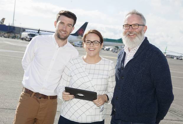 Fot. 1. Dyrektor ds. infrastruktury lotniska w Dublinie, David Toolan, specjalistka biznesowa w zakresie zarządzania zasobami, Deborah White i menedżer danych przestrzennych, Morgan Crumlish testują nową aplikację do zarządzania zasobami lotniska w Dublinie.